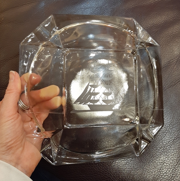 Vintage etched glass ashtray - Picture 6 of 11